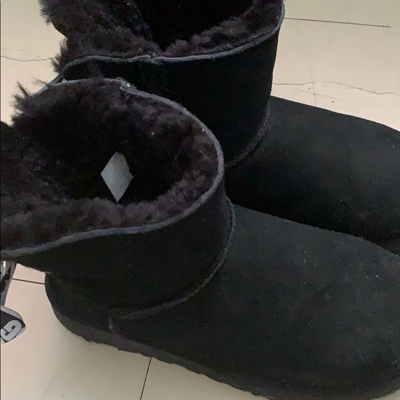 Black low Ugg’s - Picture 2 of 3